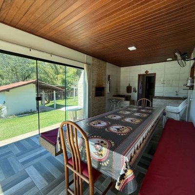 Sitio com 250m², 5 quartos, 1 suíte, 4 garagens, no bairro Cova Triste em Garopaba