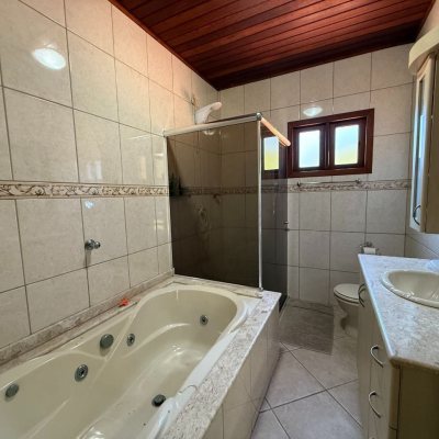 Sitio com 250m², 5 quartos, 1 suíte, 4 garagens, no bairro Cova Triste em Garopaba