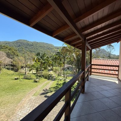 Sitio com 250m², 5 quartos, 1 suíte, 4 garagens, no bairro Cova Triste em Garopaba