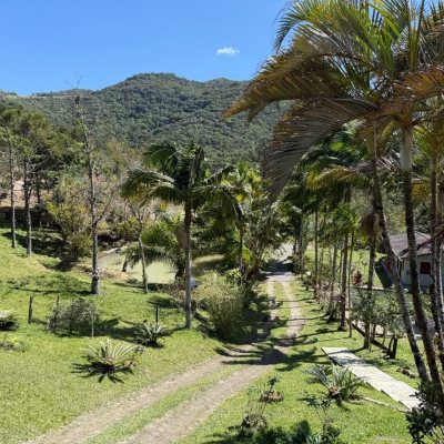 Sitio com 250m², 5 quartos, 1 suíte, 4 garagens, no bairro Cova Triste em Garopaba