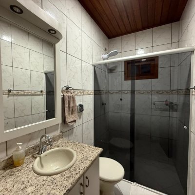 Sitio com 250m², 5 quartos, 1 suíte, 4 garagens, no bairro Cova Triste em Garopaba