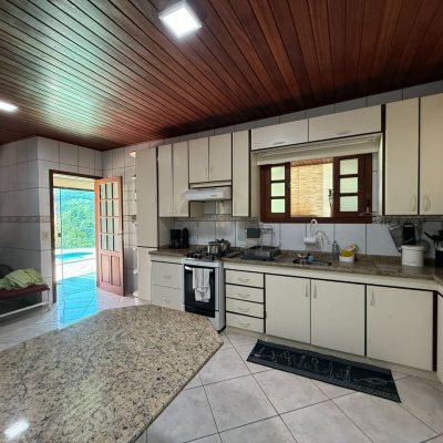 Sitio com 250m², 5 quartos, 1 suíte, 4 garagens, no bairro Cova Triste em Garopaba