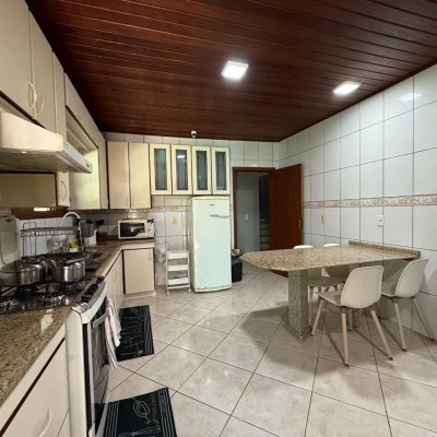 Sitio com 250m², 5 quartos, 1 suíte, 4 garagens, no bairro Cova Triste em Garopaba