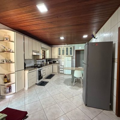 Sitio com 250m², 5 quartos, 1 suíte, 4 garagens, no bairro Cova Triste em Garopaba