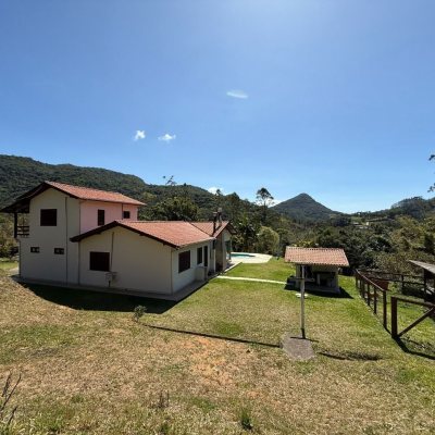 Sitio com 250m², 5 quartos, 1 suíte, 4 garagens, no bairro Cova Triste em Garopaba