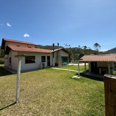 Sitio com 250m², 5 quartos, 1 suíte, 4 garagens, no bairro Cova Triste em Garopaba