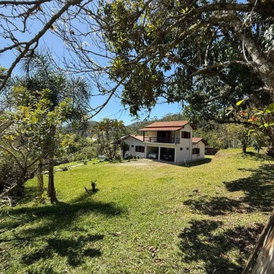 Sitio com 250m², 5 quartos, 1 suíte, 4 garagens, no bairro Cova Triste em Garopaba