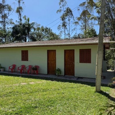 Sitio com 250m², 5 quartos, 1 suíte, 4 garagens, no bairro Cova Triste em Garopaba