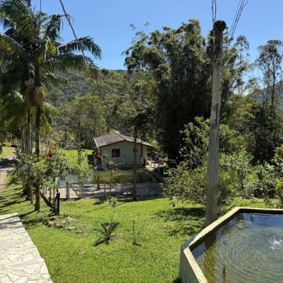 Sitio com 250m², 5 quartos, 1 suíte, 4 garagens, no bairro Cova Triste em Garopaba