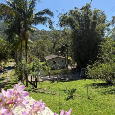 Sitio com 250m², 5 quartos, 1 suíte, 4 garagens, no bairro Cova Triste em Garopaba