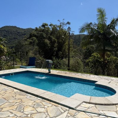 Sitio com 250m², 5 quartos, 1 suíte, 4 garagens, no bairro Cova Triste em Garopaba