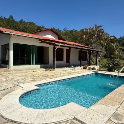 Sitio com 250m², 5 quartos, 1 suíte, 4 garagens, no bairro Cova Triste em Garopaba