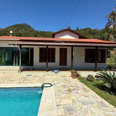 Sitio com 250m², 5 quartos, 1 suíte, 4 garagens, no bairro Cova Triste em Garopaba