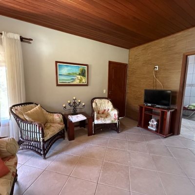 Sitio com 250m², 5 quartos, 1 suíte, 4 garagens, no bairro Cova Triste em Garopaba