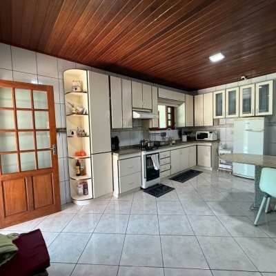 Sitio com 250m², 5 quartos, 1 suíte, 4 garagens, no bairro Cova Triste em Garopaba