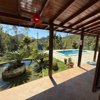 Sitio com 250m², 5 quartos, 1 suíte, 4 garagens, no bairro Cova Triste em Garopaba