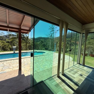 Sitio com 250m², 5 quartos, 1 suíte, 4 garagens, no bairro Cova Triste em Garopaba