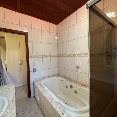 Sitio com 250m², 5 quartos, 1 suíte, 4 garagens, no bairro Cova Triste em Garopaba