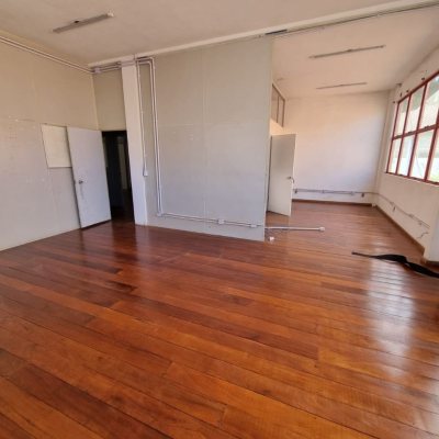 Predio com 422m², 8 garagens, no bairro Estreito em Florianópolis