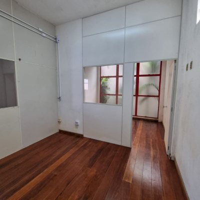 Predio com 422m², 8 garagens, no bairro Estreito em Florianópolis