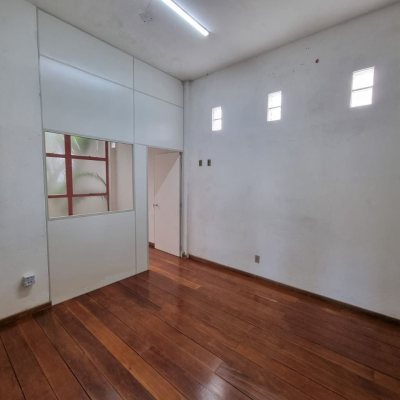 Predio com 422m², 8 garagens, no bairro Estreito em Florianópolis