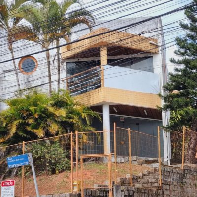 Predio com 422m², 8 garagens, no bairro Estreito em Florianópolis