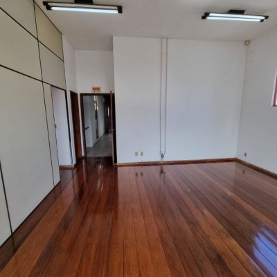 Predio com 422m², 8 garagens, no bairro Estreito em Florianópolis