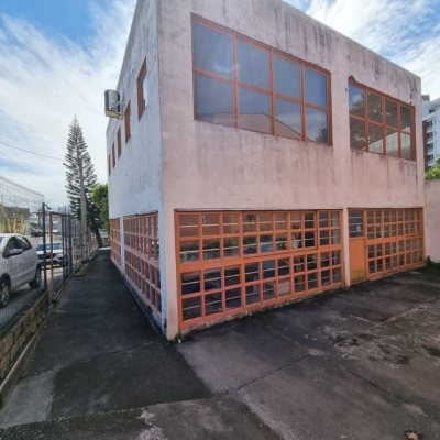 Predio com 422m², 8 garagens, no bairro Estreito em Florianópolis