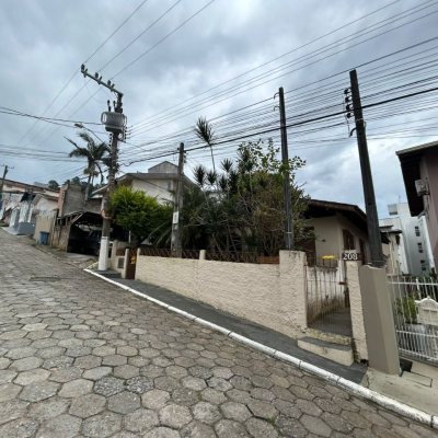 Terreno Comercial/Residencial com 300m², no bairro Trindade em Florianópolis