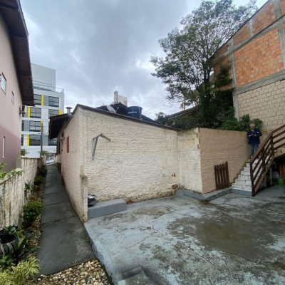 Terreno Comercial/Residencial com 300m², no bairro Trindade em Florianópolis