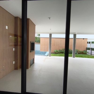Casa em Condomínio com 230m², 3 quartos, 3 suítes, 2 garagens, no bairro Cacupé em Florianópolis