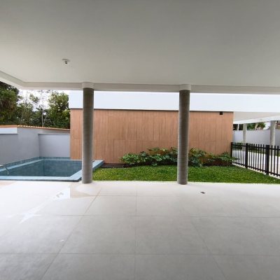 Casa em Condomínio com 230m², 3 quartos, 3 suítes, 2 garagens, no bairro Cacupé em Florianópolis