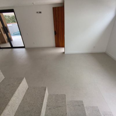 Casa em Condomínio com 230m², 3 quartos, 3 suítes, 2 garagens, no bairro Cacupé em Florianópolis