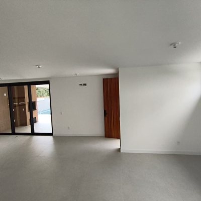 Casa em Condomínio com 230m², 3 quartos, 3 suítes, 2 garagens, no bairro Cacupé em Florianópolis