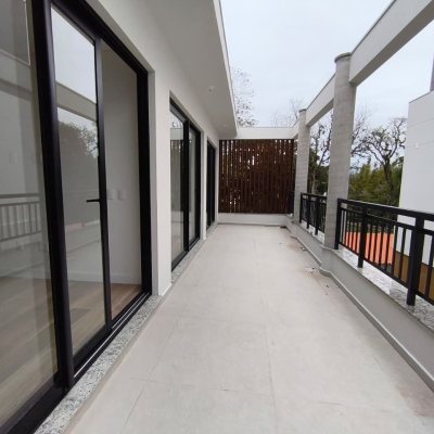 Casa em Condomínio com 230m², 3 quartos, 3 suítes, 2 garagens, no bairro Cacupé em Florianópolis
