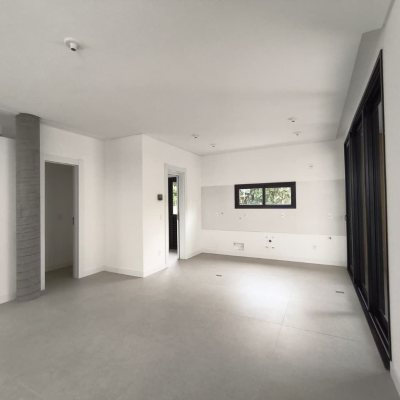 Casa em Condomínio com 230m², 3 quartos, 3 suítes, 2 garagens, no bairro Cacupé em Florianópolis