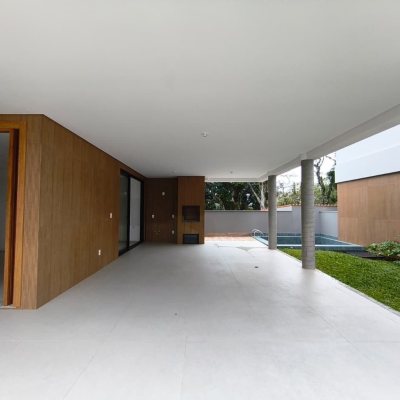 Casa em Condomínio com 230m², 3 quartos, 3 suítes, 2 garagens, no bairro Cacupé em Florianópolis