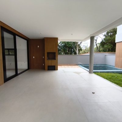 Casa em Condomínio com 230m², 3 quartos, 3 suítes, 2 garagens, no bairro Cacupé em Florianópolis