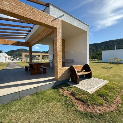 Terrenos Residenciais com 400m², no bairro Ratones em Florianópolis