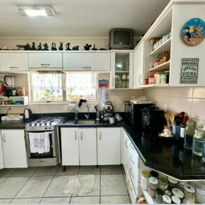 Cobertura com 68m², 2 quartos, 1 suíte, 1 garagem, no bairro Carvoeira em Florianópolis