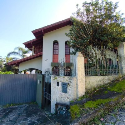 Casa Residencial com 380m², 6 quartos, 2 suítes, 6 garagens, no bairro João Paulo em Florianópolis