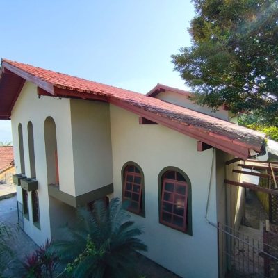 Casa Residencial com 380m², 6 quartos, 2 suítes, 6 garagens, no bairro João Paulo em Florianópolis