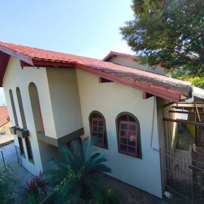 Casa Residencial com 380m², 6 quartos, 2 suítes, 6 garagens, no bairro João Paulo em Florianópolis