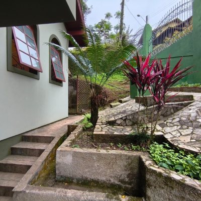 Casa Residencial com 380m², 6 quartos, 2 suítes, 6 garagens, no bairro João Paulo em Florianópolis