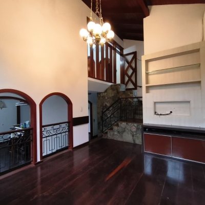 Casa Residencial com 380m², 6 quartos, 2 suítes, 6 garagens, no bairro João Paulo em Florianópolis