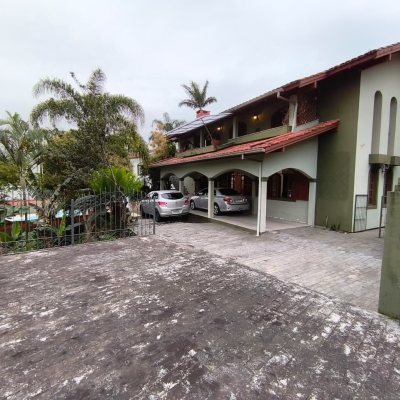 Casa Residencial com 380m², 6 quartos, 2 suítes, 6 garagens, no bairro João Paulo em Florianópolis