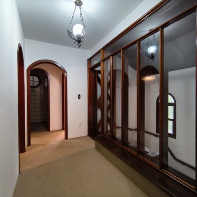 Casa Residencial com 380m², 6 quartos, 2 suítes, 6 garagens, no bairro João Paulo em Florianópolis