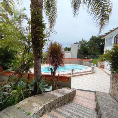 Casa Residencial com 380m², 6 quartos, 2 suítes, 6 garagens, no bairro João Paulo em Florianópolis