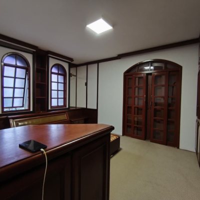 Casa Residencial com 380m², 6 quartos, 2 suítes, 6 garagens, no bairro João Paulo em Florianópolis