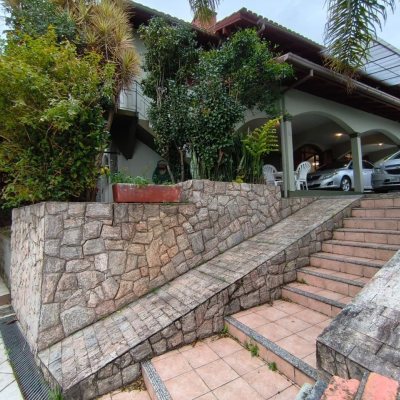 Casa Residencial com 380m², 6 quartos, 2 suítes, 6 garagens, no bairro João Paulo em Florianópolis